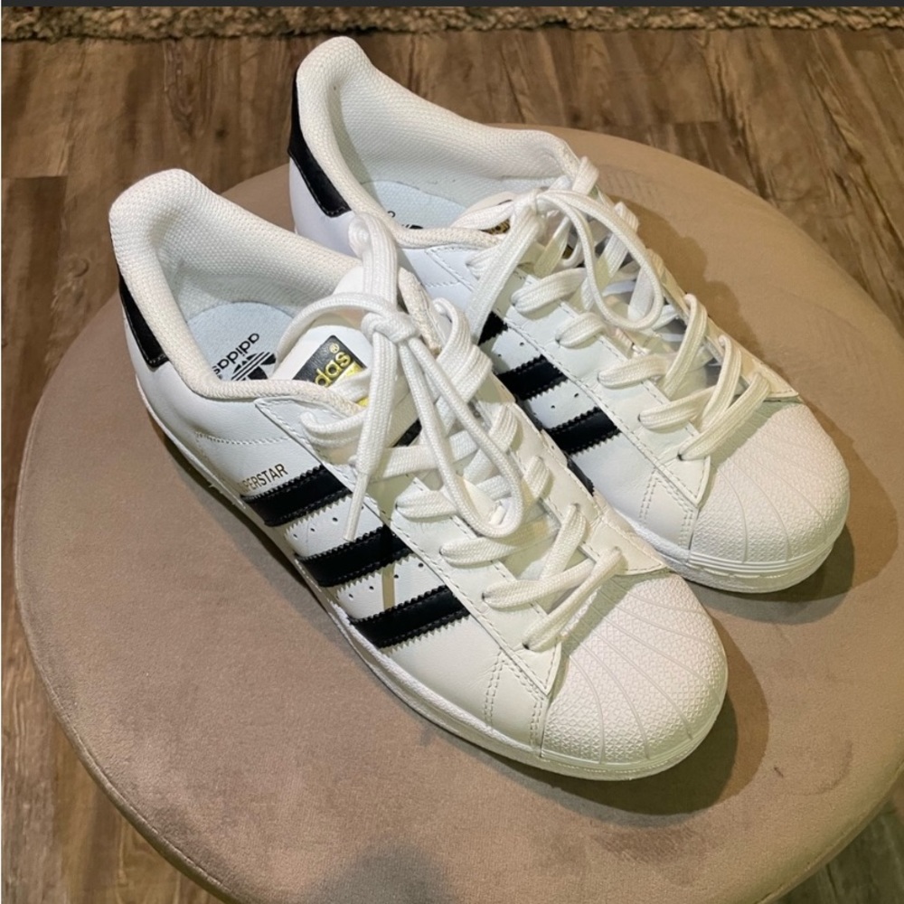 Like New Adidas Superstar Kids 5 (Big Boy)
Fits Women's Size 7